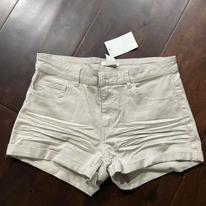 🆕 H&M Light Khaki Shorts NWT - size 6